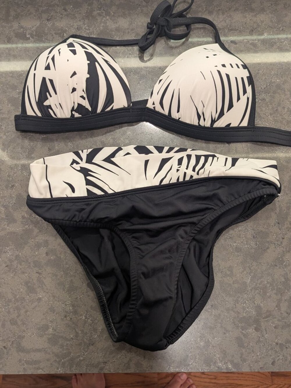 Venus black and white bikini set